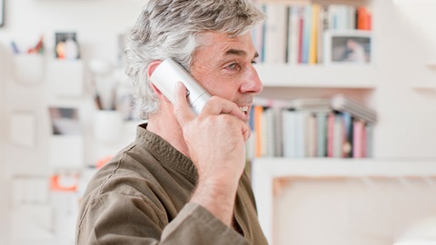 Uomo che parla al telefono